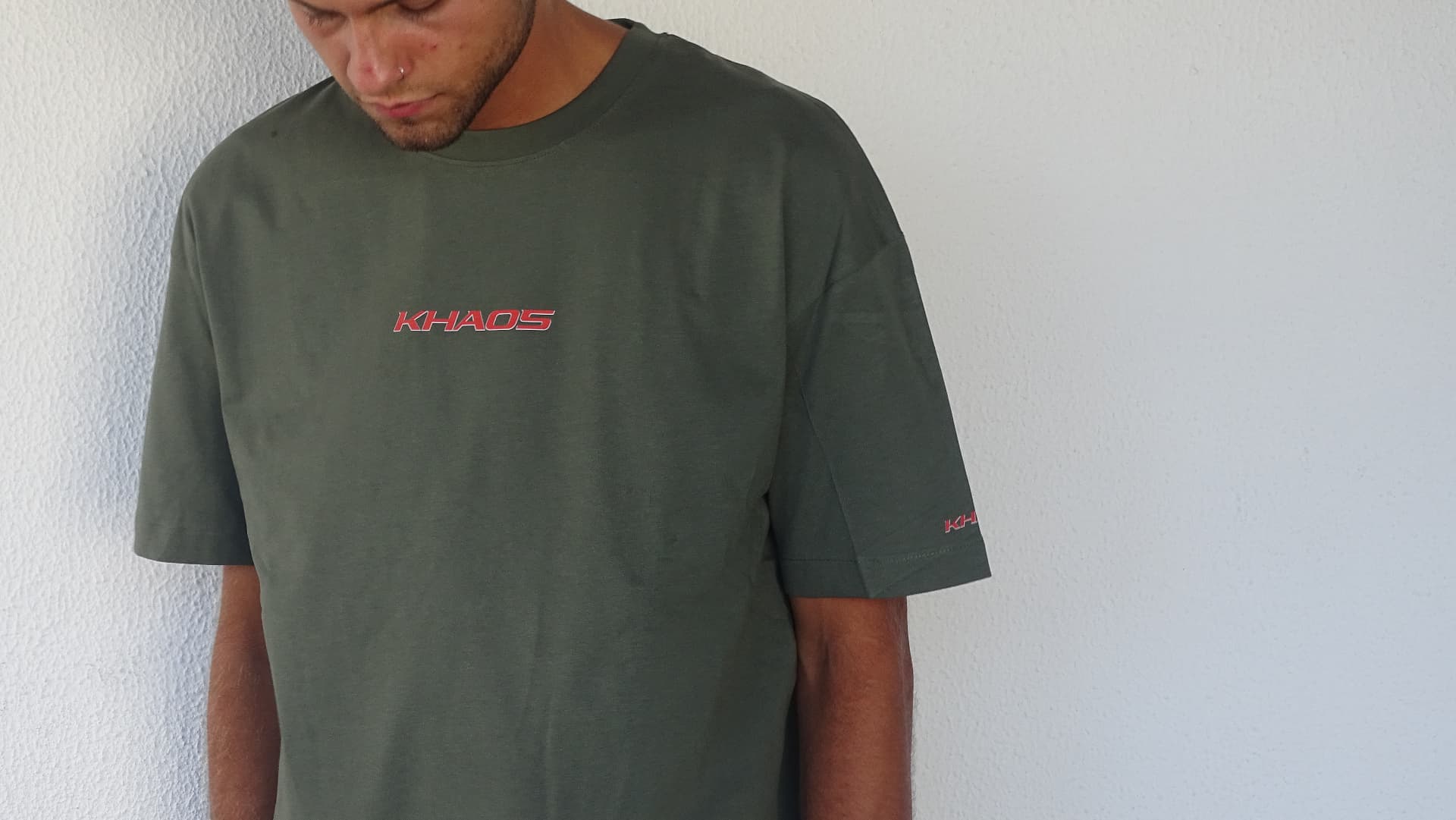 T-shirt KHAOS ERROR 001 verde com logo vermelho